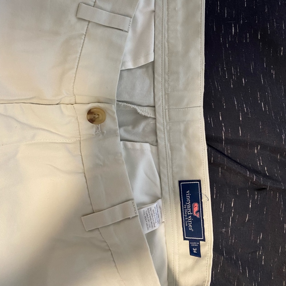 Free Shipping. Vineyard Vines Whale. Size 34 shorts - Picture 2 of 3
